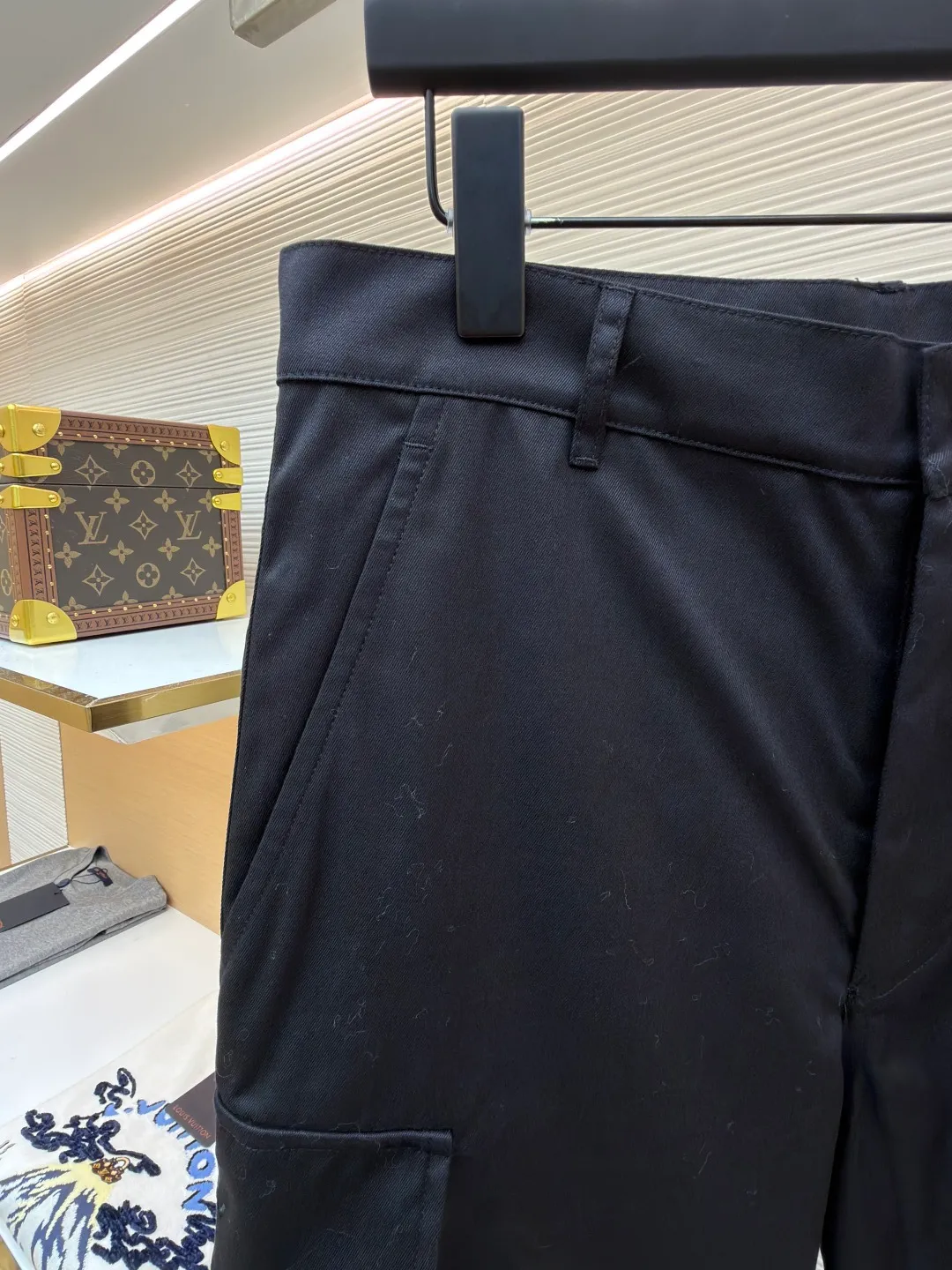 LOUIS VUITTON pocket embroidered work trousers ●Original version: Purchased and developed by 12324 ●Item number: 1682341-B50 ●Fabric: cotton twill fabric ●Technology: embroidery production ●Color: black ●Version: fitted version ●Weight: about 535 grams ●Size: 44-46-48-50 ●Description: The high cotton content ensures the fabric's excellent breathability, durability and classic workwear texture, while the twill weave gives it unique wear resistance and stiffness. The special fabric technology solves the pain points of tight and stiff traditional overalls; it provides greater freedom when moving, significantly improves wearing comfort and flexibility, and achieves a balance between function and comfort. The application of three-dimensional core-spinning embroidery technology in the pocket position is achieved by adding additional cotton thread or foam as the core material to the pattern filling layer, and then using embroidery thread to fully cover the embroidery. The logo pattern is significantly protruded from the surface of the fabric, forming a full three-dimensional effect. This process not only enhances the visual impact and tactile level, but also improves the wear resistance of the pocket area through the buffering effect of the core material, ensuring that the pattern can still remain crisp and not deformed in complex daily use, ensuring that the pattern is clear and durable, and injecting a sense of sophistication into the rugged workwear style. Diversified pocket system combines workwear functionality with sophistication. The flap cargo pockets on both sides are a signature element, and their flap design prevents items from falling and enhances the visual three-dimensionality. Italian style pockets provide simple side storage. The overall wiring is straight and delicate, the fabric is comfortable and soft, and the color is consistent without color difference. It can be matched with the same style to create a fashionable look and control various occasions. Customized accessories, complete with three standards, same style for men and women!